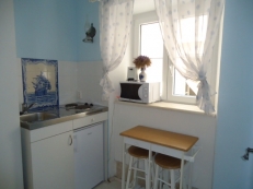  kitchenette with table