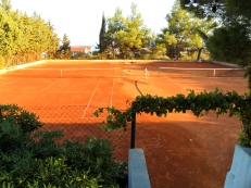 2 tennis courts