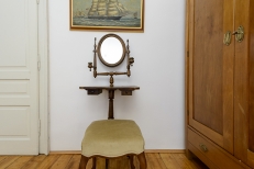 detail in 2nd bedroom