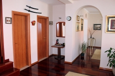 entrance to dining area and kitchen